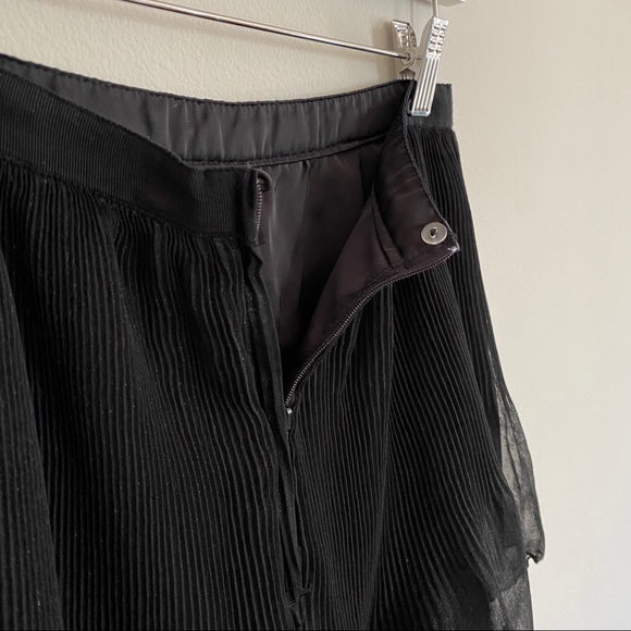 ❌ SOLD || H&M Pleated Shimmer Shorts - Picture 3 of 9